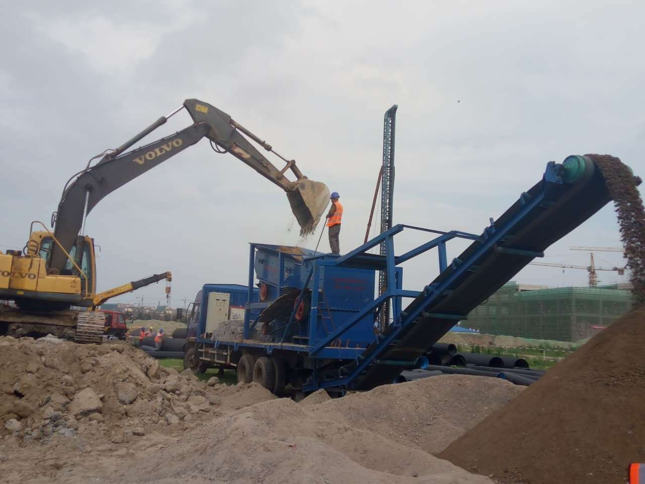 移動(dòng)式石子破碎機(jī)如何將大塊石頭快速破碎？