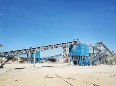 越南時(shí)產(chǎn)800噸輝綠巖破碎生產(chǎn)線客戶案例